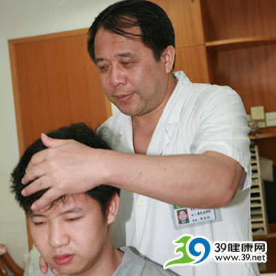 广州军区总医院宁俊忠:多游泳能有效预防颈椎病
