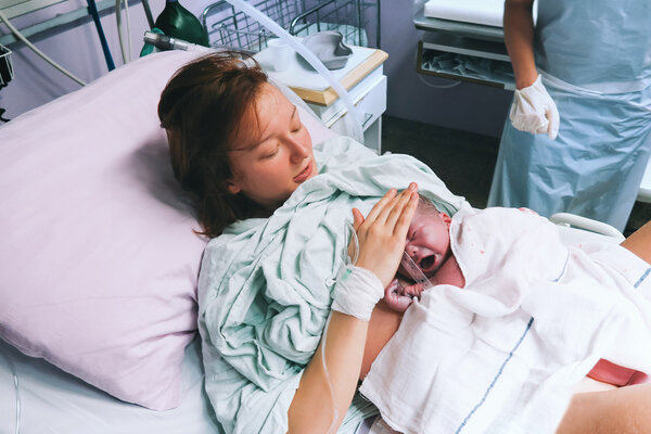 出生婴儿羊水吸进肺里