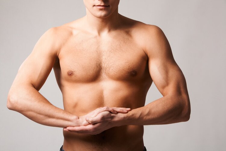 男人的胸部越发育越大，怎么回事？与3点原因有关，或能产生乳汁