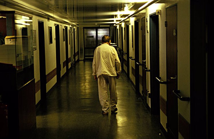 提醒:中老年人出现5种症状,可能“惹上”了癌症,该做做检查了